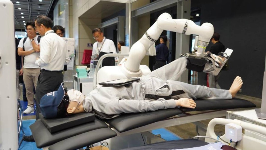 人工智能（AI）應用在醫療已越來越成熟。圖為AI機器人協助做物理治療。新華社