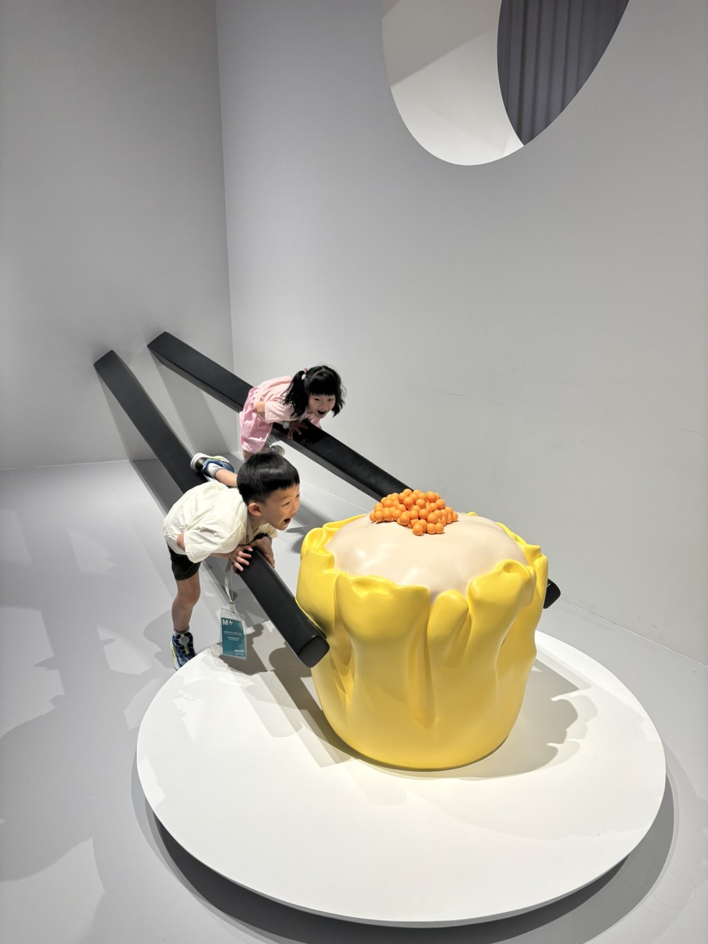 《被吃掉的心情》絕對是場內最吸睛的打卡位,參觀者可變身為「巨型燒賣」,在筷子間打卡拍照。(圖片來源:《親子王》) 《被吃掉的心情》絕對是場內最吸睛的打卡位,參觀者可變身為「巨型燒賣」,在筷子間打卡拍照。(圖片來源:《親子王》)