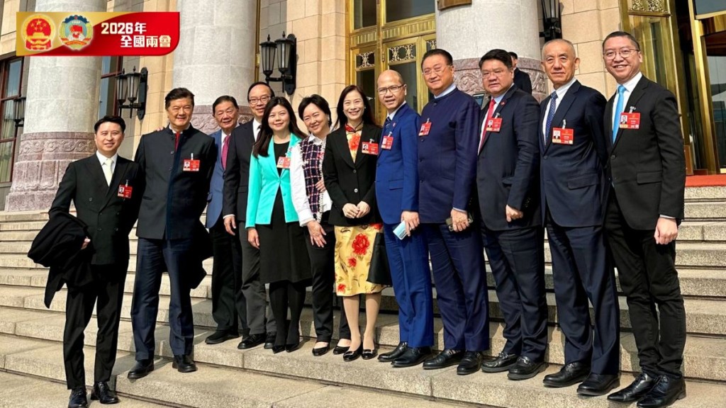 陈曼琪指每年的三八妇女节，男代表们化身「绅士团」，让她们幸福感爆棚。陈曼琪fb