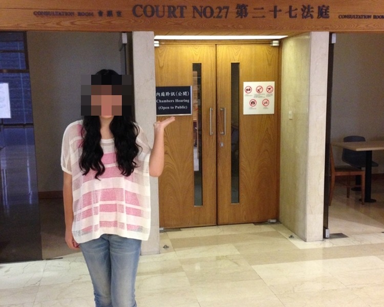 擺姿勢旁若無人。內地網民《8天MANA島蜜月行》截圖