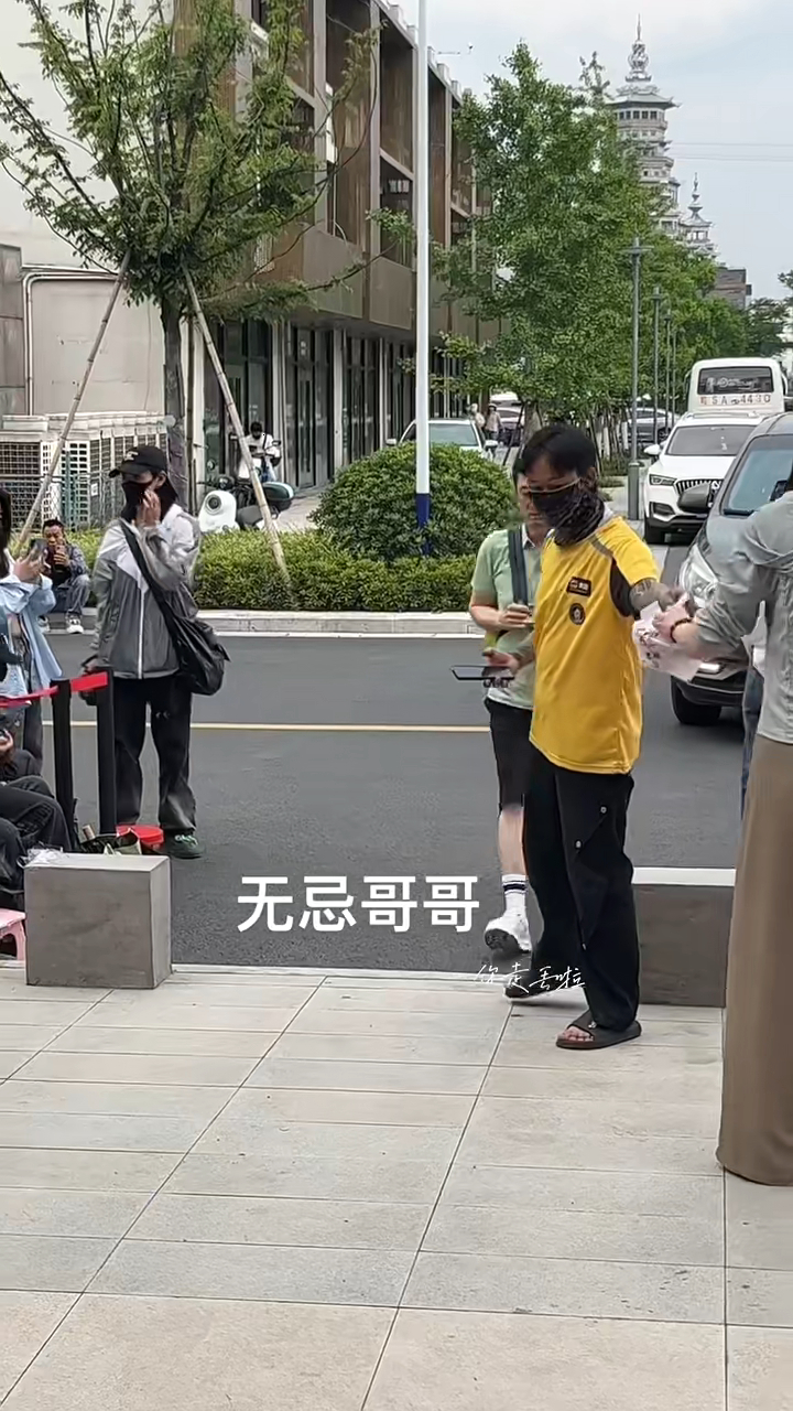 吳啟華於內地街頭出行,靈巧避過外賣仔。 吳啟華於內地街頭出行,靈巧避過外賣仔。