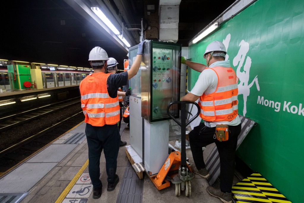 港鐵指安裝團隊除把握晚間收車後的「黃金兩小時」外，亦會利用日間非繁忙時段於備用月台進行安裝工程。