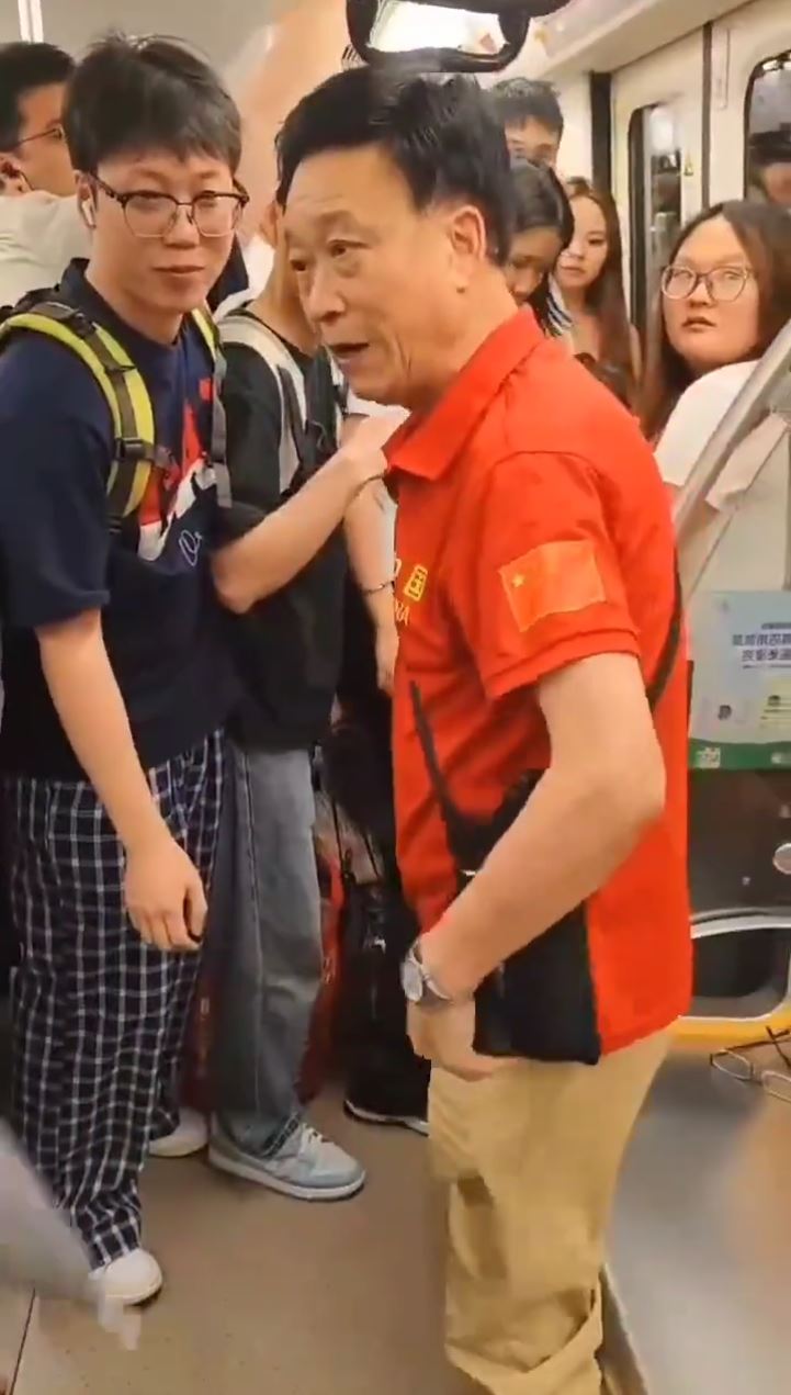 成都地铁阿伯野蛮抢座位，少女母亲奋力反抗。抖音