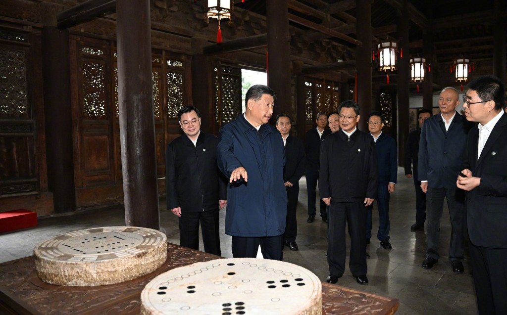 习近平在陕西宝鸡市和甘肃天水市考察调研。（新华社）