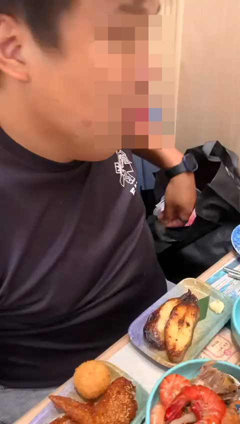 職員要求男子從環保袋內取出擅自取走的食材。網上片段截圖