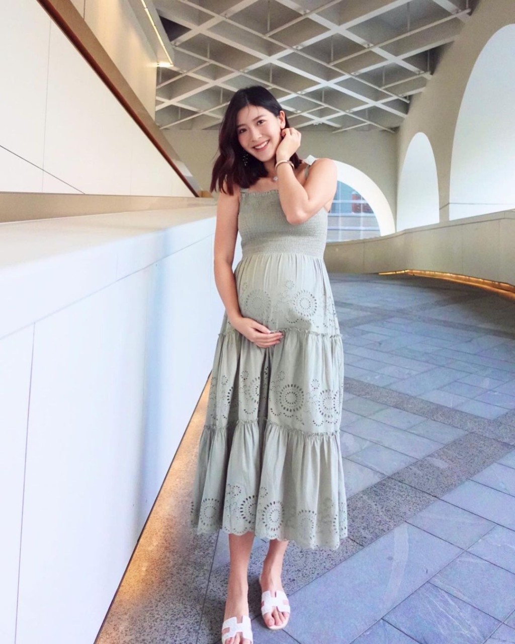 穿吊帶裙的Jennifer自嘲騷出「自豪的肥臂」和大肚子。