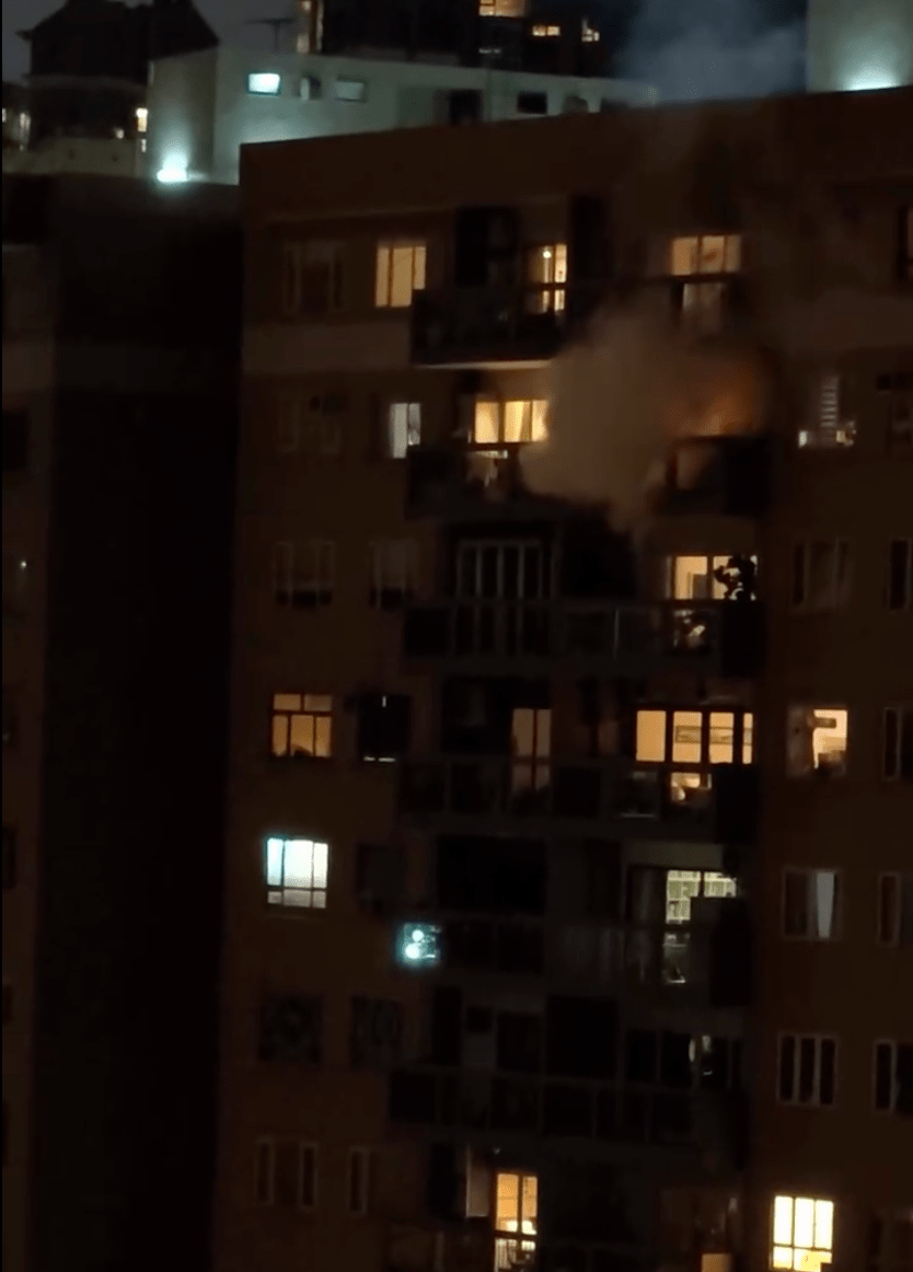 男住戶自行將火撲熄。Threads @ the.fluffy.foodie.hk 影片截圖