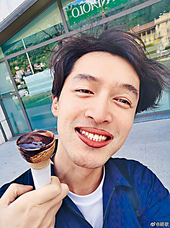 胡歌晒「孖膶腸」鬍渣照片，嚇親網友。