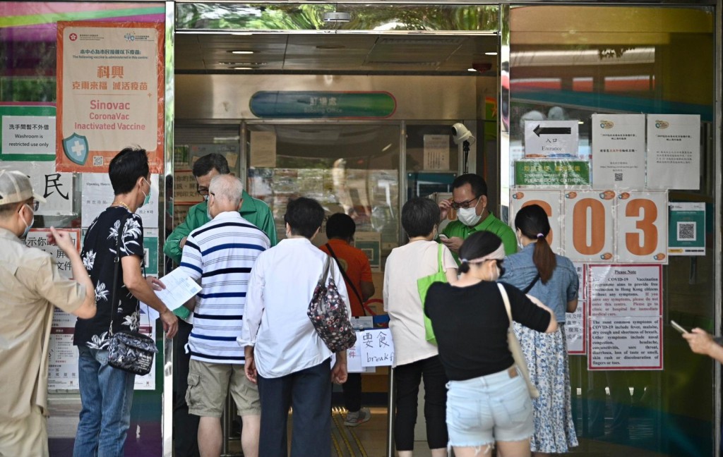 市民繼續接種疫苗。