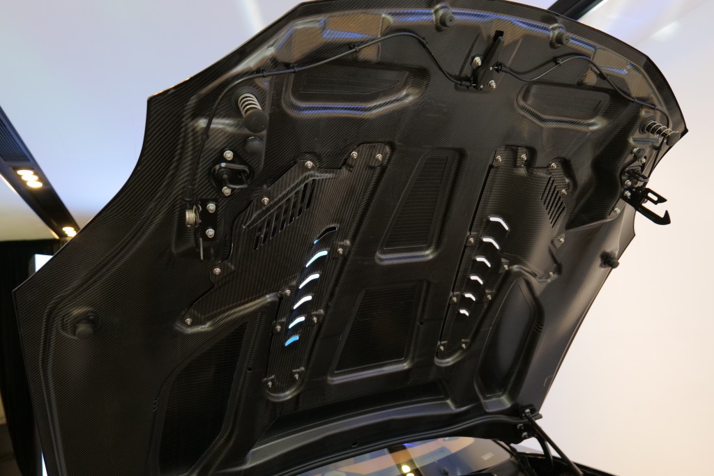 全新旗艦超跑Aston Martin Vanquish整個車身包括引擎艙蓋採用碳纖維製造。