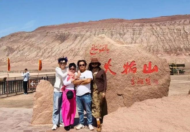 山东耿先生驾车送儿子到新疆的大学报到，顺道家族旅行。抖音