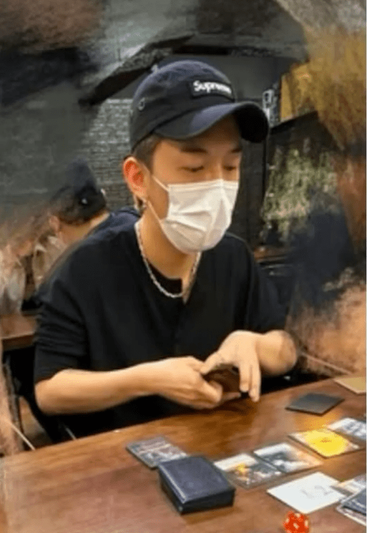 張天賦「包到冚」落卡牌店，大玩《符文戰場》。