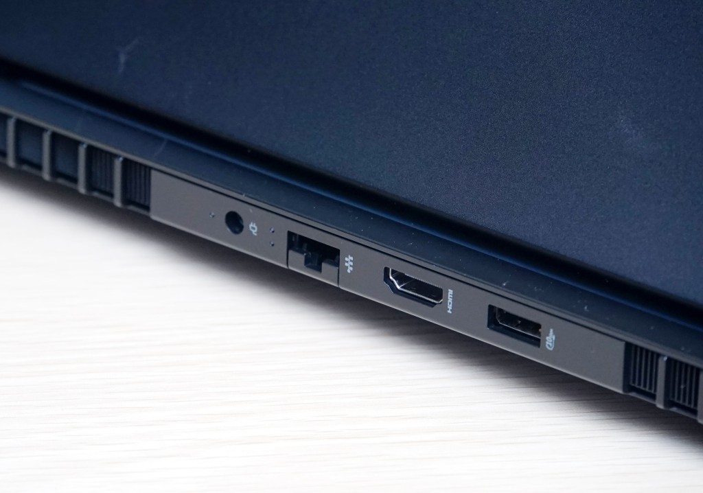 電源插口、LAN、HDMI及10Gbps USB-C等端子置於機身後方。