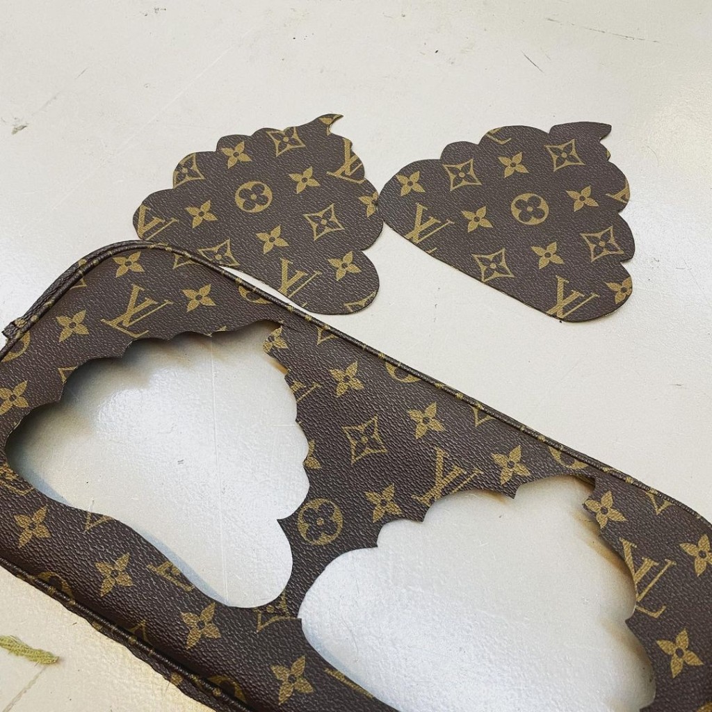 把經典花紋牛皮舊包包,剪成便便形狀圖案。