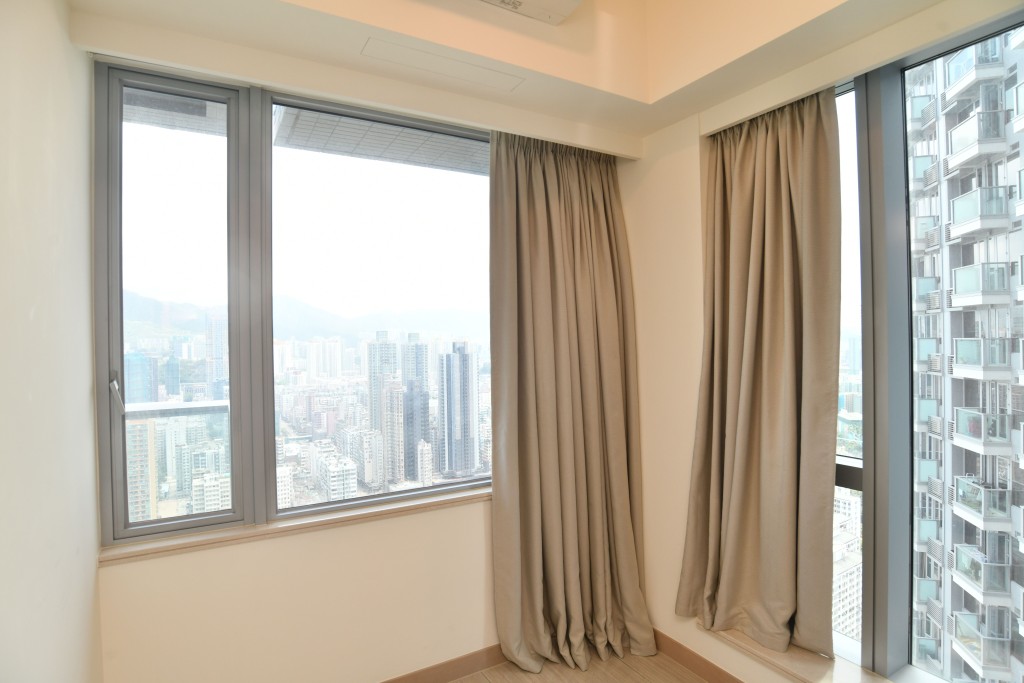 房间设有双边大窗,有助采光之余,亦令景观更开扬。