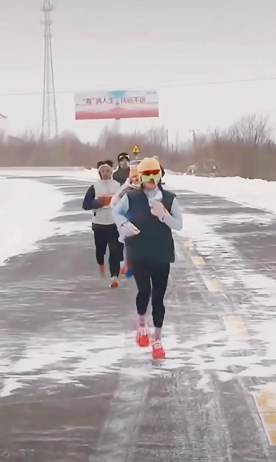 張水華在比賽中跑在最前方。