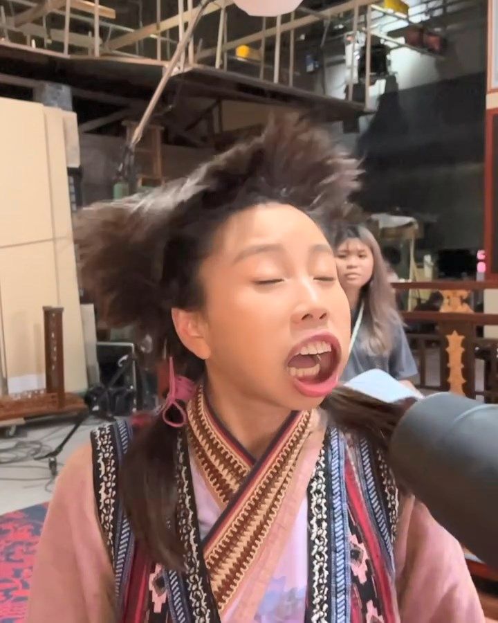 何泳芍不顧形象。 何泳芍不顧形象。