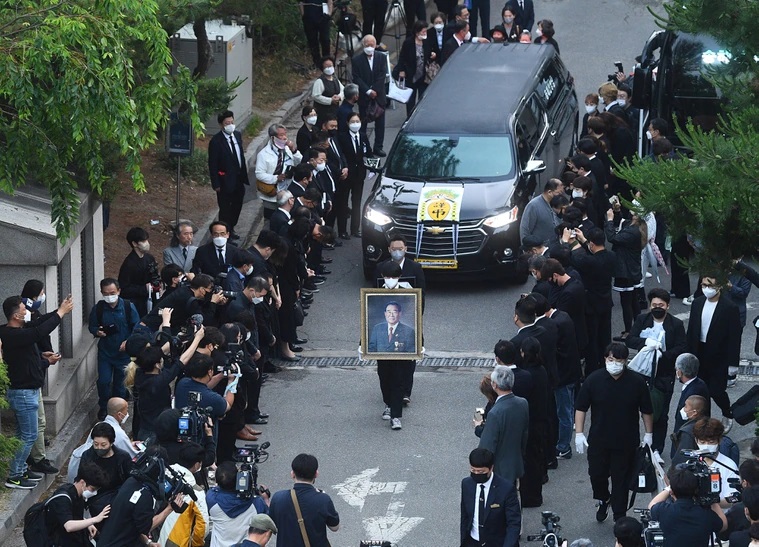 不少人到场送别一代音乐节目主持宋海。