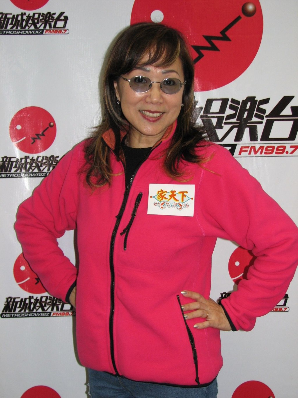 刘凤屏的名曲包括《问问你》、《快回头望一望》等。