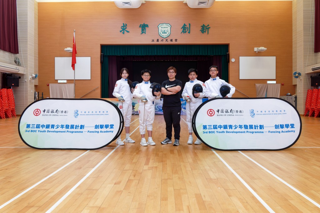 位於東涌的香港教育工作者聯會黃楚標學校連續兩年參與「中銀青少年發展計劃」，透過計劃助力學校踐行正向教育與全人發展的教育理念。圖為（左起）李沛凝同學、朱承信同學、負責老師曾恩歡、李梓浩同學及李宇謙同學。