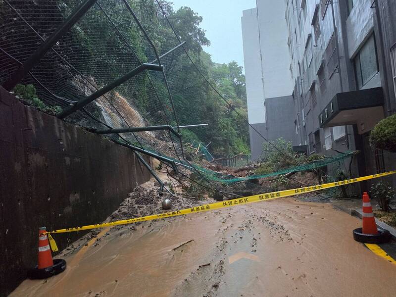 南韓慶尚南道巨濟市發生山泥傾瀉，波及一棟公寓，造成1人死亡、3人受傷。路透社