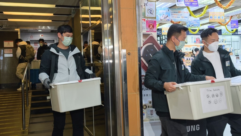 警方在律師行取走多箱文件。黃文威攝