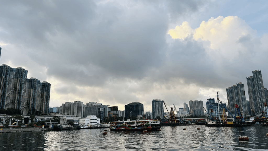 早上局部地區有驟雨 日間酷熱 市區最高氣溫約33度。蔡楚輝攝