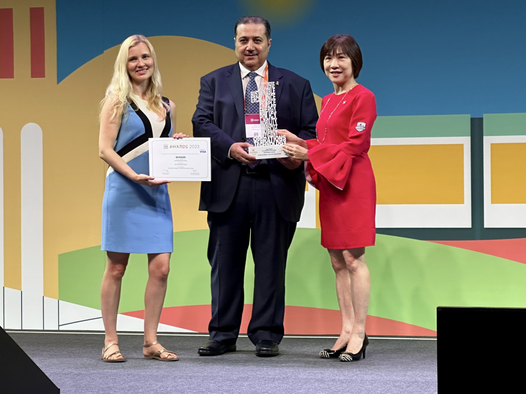 港鐵公司代表（右）在西班牙巴塞隆拿舉行的全球公共交通峰會中憑「載．向未來—智慧出行及共融企劃」獲頒科技創新組別大獎。林世雄網誌圖片