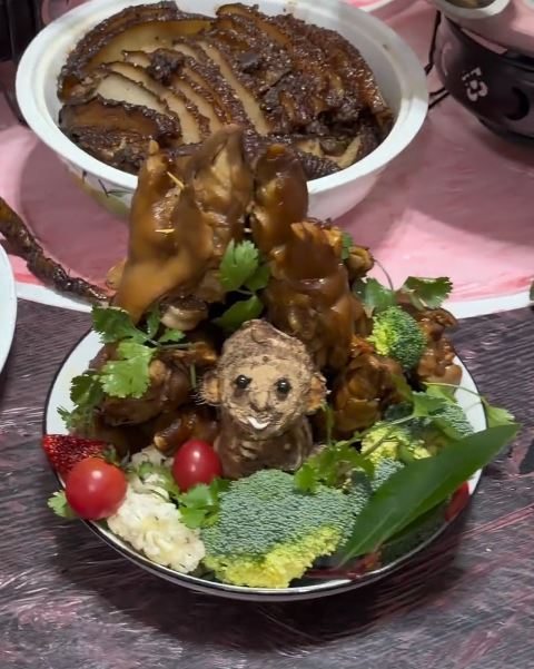 湖南有民众的年夜饭以“奇珍异兽”做主题，大获好评。抖音