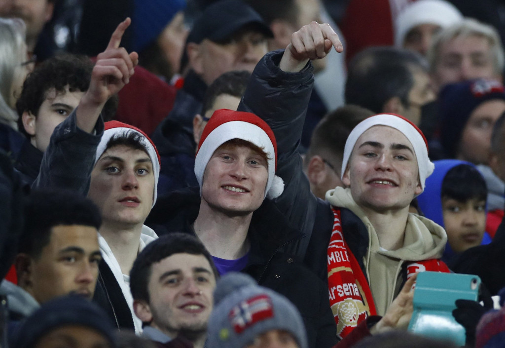 球迷戴帽賀聖誕。 Reuters