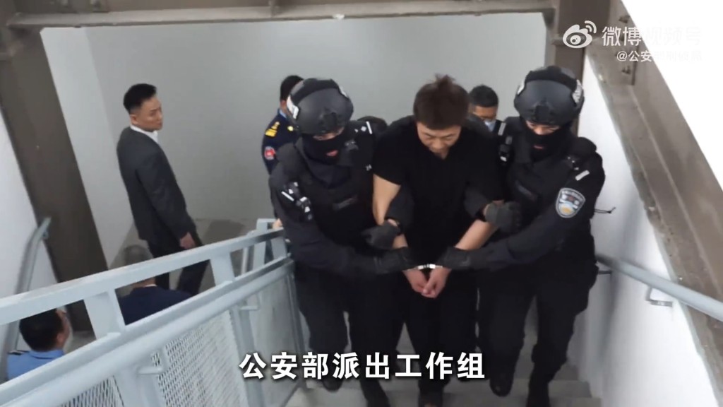 柬埔寨僑領劉忍押返中國。央視截圖 柬埔寨僑領劉忍押返中國。央視截圖