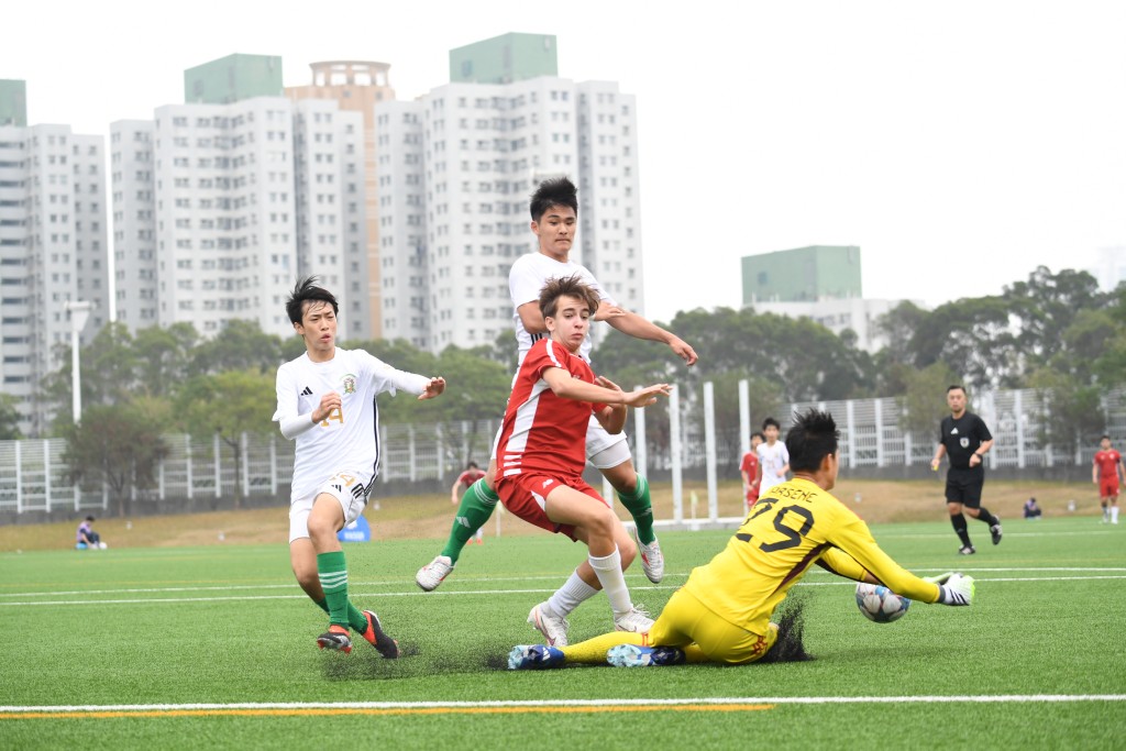 全港學界足球精英賽季軍戰，聖若瑟書院贏香港國際學校(紅衫)。  吳家祺攝