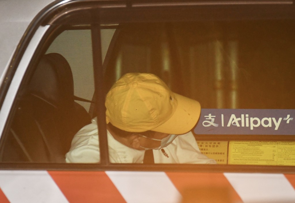 至晚上近8時,被告侯華建成功保釋,並乘的士離開。何君健攝 至晚上近8時,被告侯華建成功保釋,並乘的士離開。何君健攝
