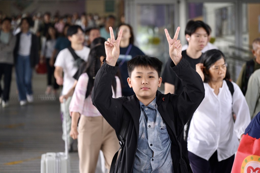 市民在長假最後一日返港。