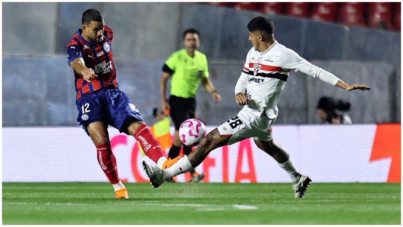 韦利安祖斯（左）地头入球能力极强。REUTERS