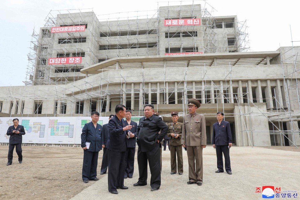 北韓發生斷網事件前,金正恩日前剛視察一處醫院地盤。路透社 北韓發生斷網事件前,金正恩日前剛視察一處醫院地盤。路透社