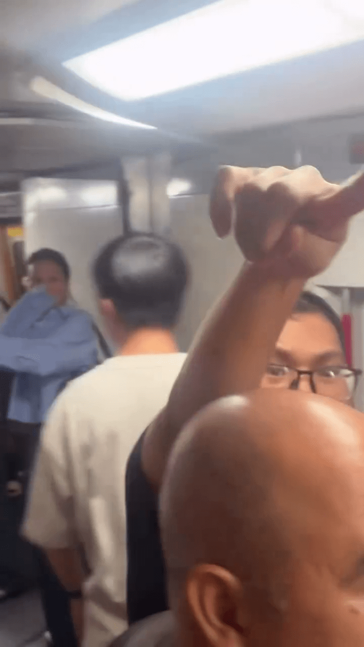 大批乘客沿反方向捂鼻躲避。Threads:andychan7420 大批乘客沿反方向捂鼻躲避。Threads:andychan7420