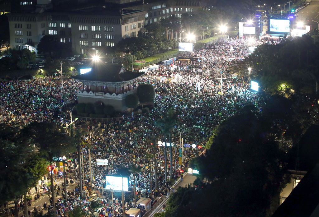 入夜後大批支持民眾擠爆凱道晚會現場。 中時