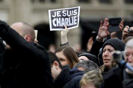 2015年1月7日《查理周刊》總部遭槍擊，許多人以「我是查理」作為口號聲援。 資料圖片