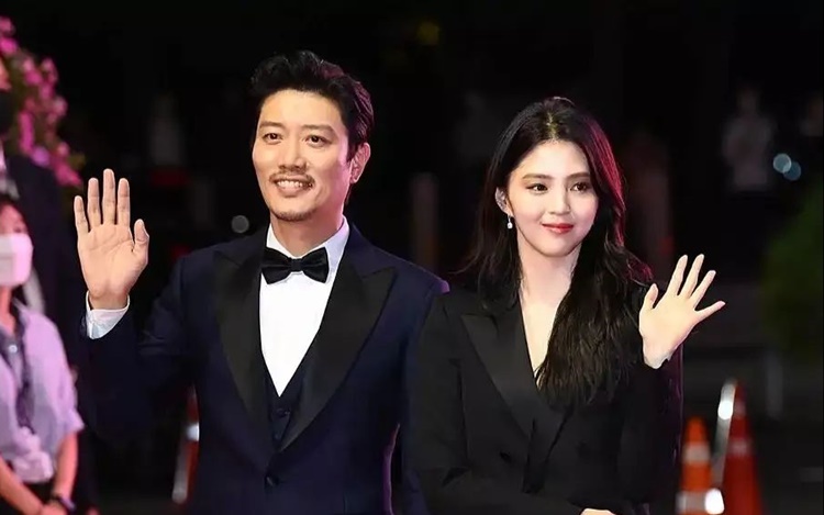 朴熙順與《My Name》拍檔韓韶禧齊行紅地氈。