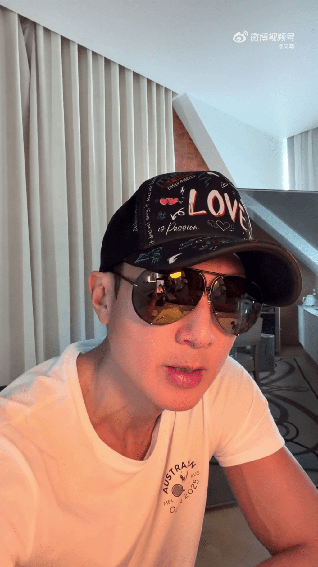 行李延誤三天無下文，吳尊拍片控訴國泰航空。微博