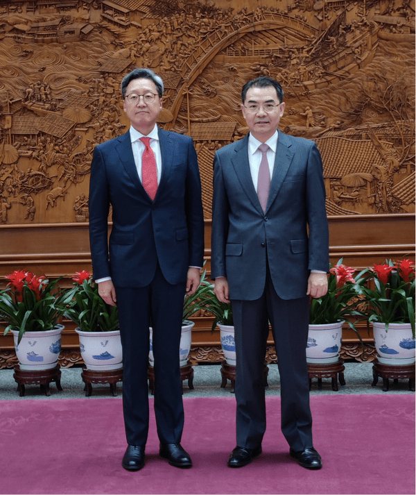 郑在浩去年履新后与外交部部长助理吴江浩会面。图：外交部