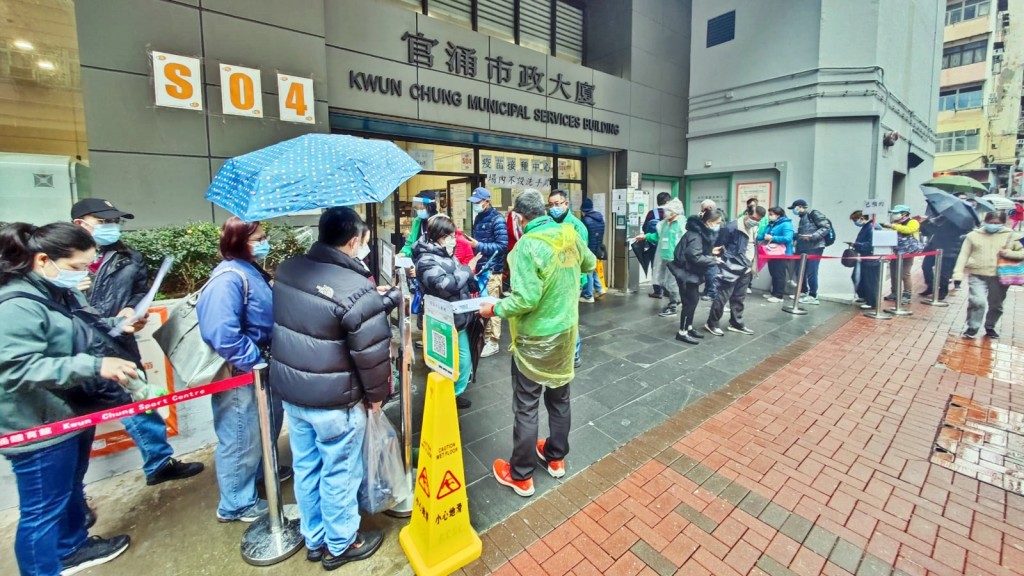官涌體育館社區疫苗接種中心外市民冒寒排隊。