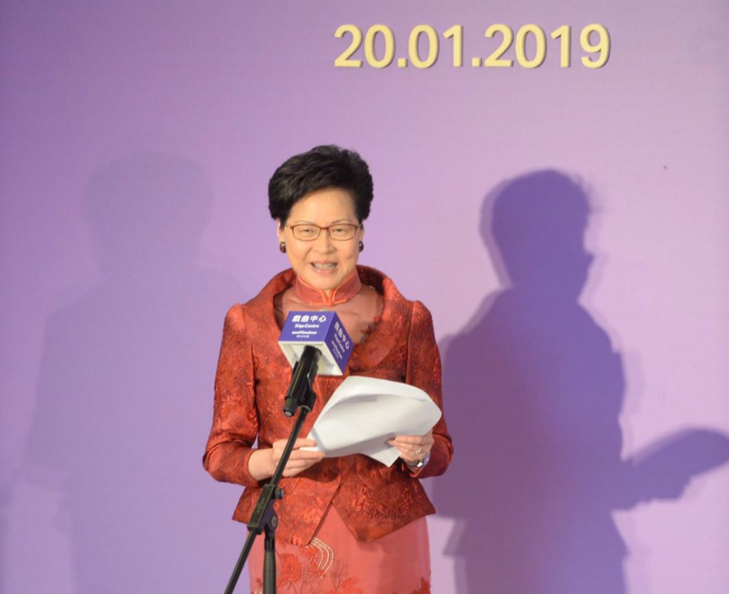 林鄭月娥身穿紅色旗袍出席開幕典禮