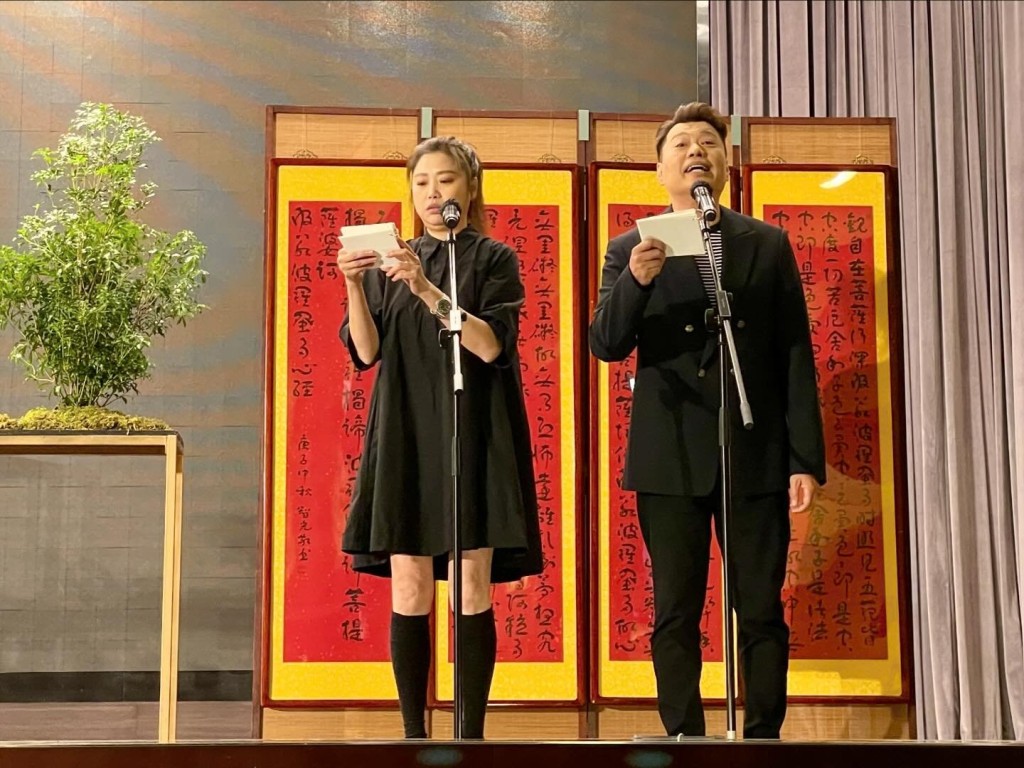 阮兆祥（右）与梅小惠则担任大会司仪。