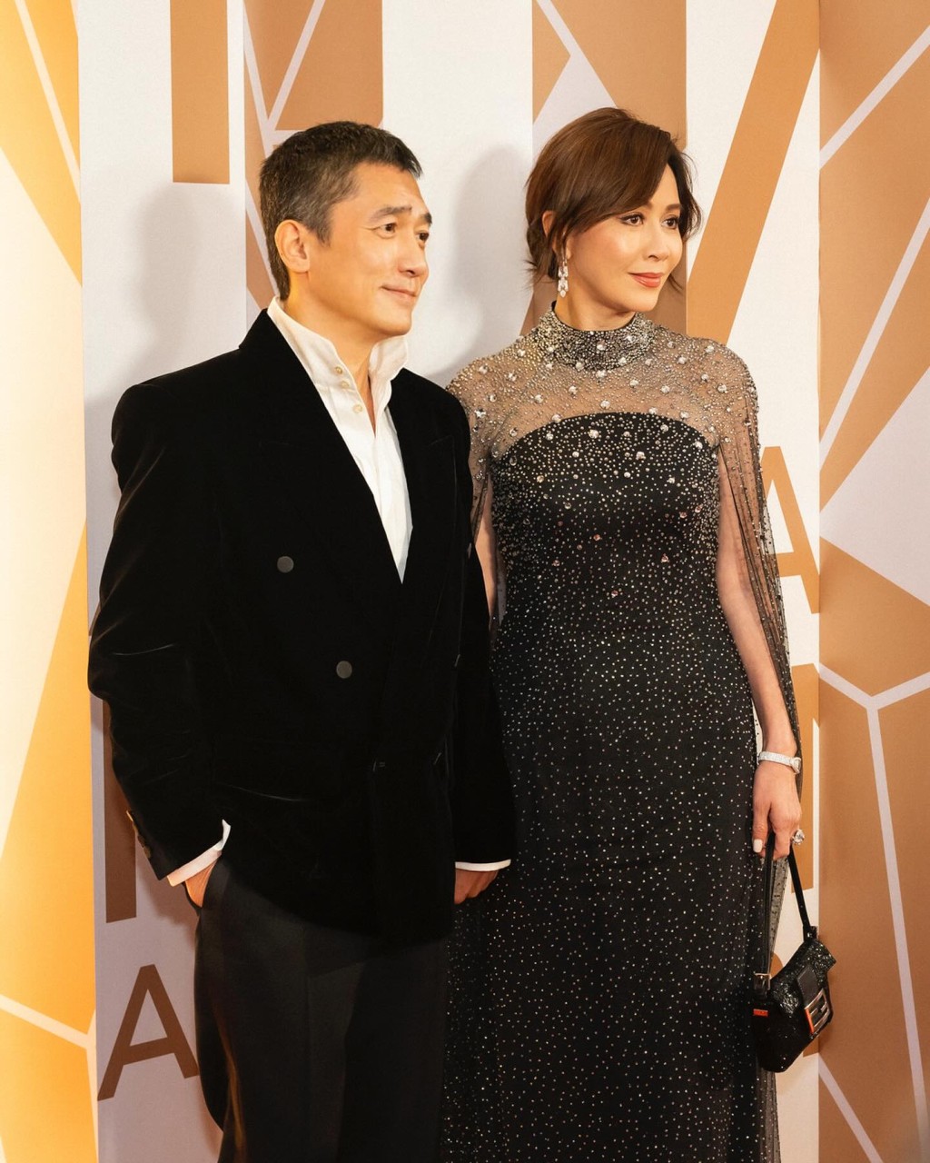 刘嘉玲回港后与梁朝伟出席《第17届亚洲国际电影大奖》。