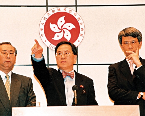 曾荫权在1998年，与许仕仁和任志刚联手击退大鳄。资料图片