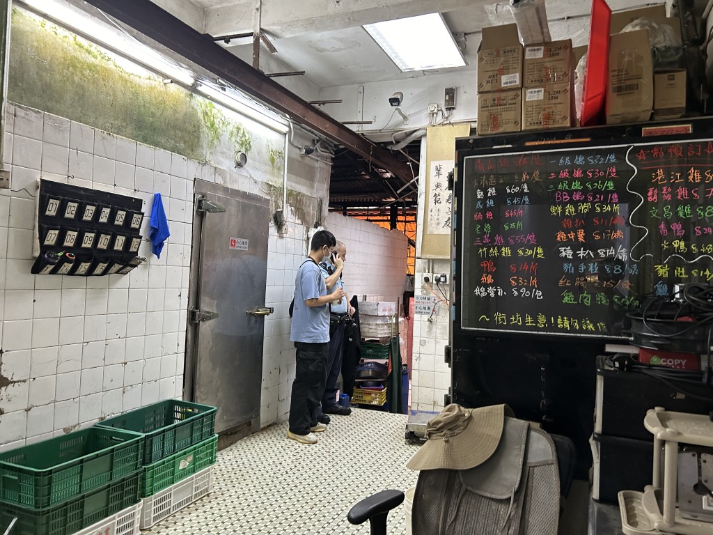 一名男工人操作機械切肉期間,不慎切傷左手食指。曾志恒攝 一名男工人操作機械切肉期間,不慎切傷左手食指。曾志恒攝