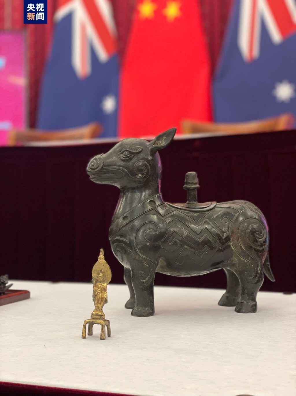 澳洲另赠送中国盛酒礼器——「牺尊」。央视