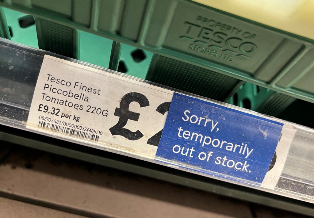 英國番茄缺貨，倫敦Tesco超市貨架上空無一物。路透社